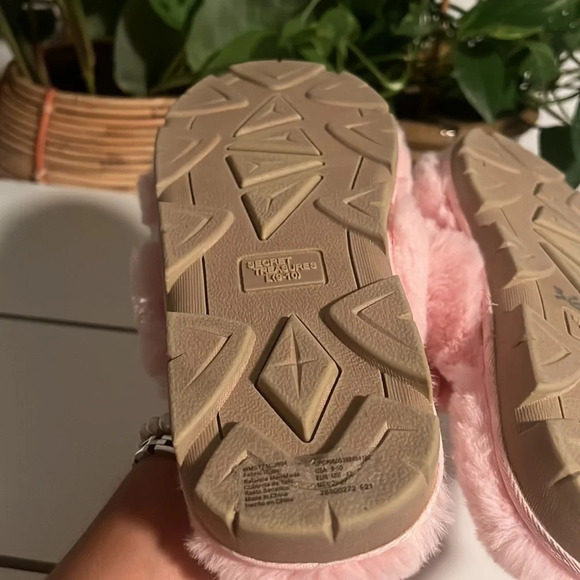 Secret Treasures Faux Fur Pink Lug Sole Slide Slippers - Size L9-10 - Picture 3 of 7